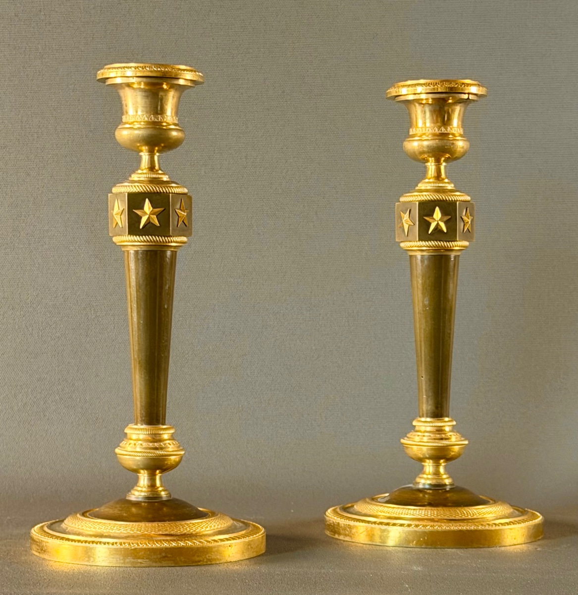 Paire de flambeaux d’époque Empire en bronze doré et patiné d’après Claude Galle. -photo-3