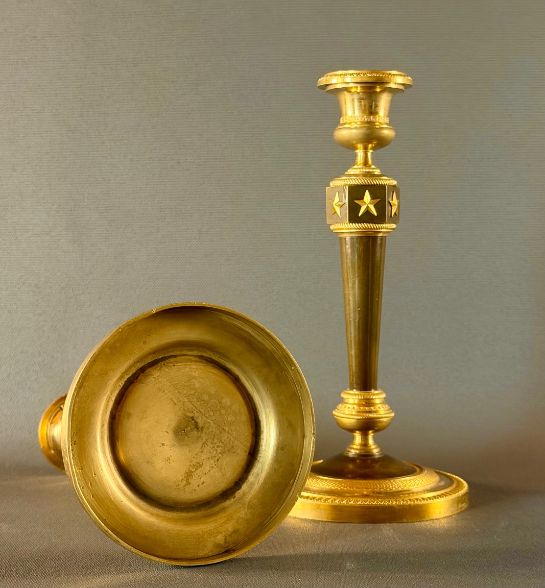 Paire de flambeaux d’époque Empire en bronze doré et patiné d’après Claude Galle. -photo-2