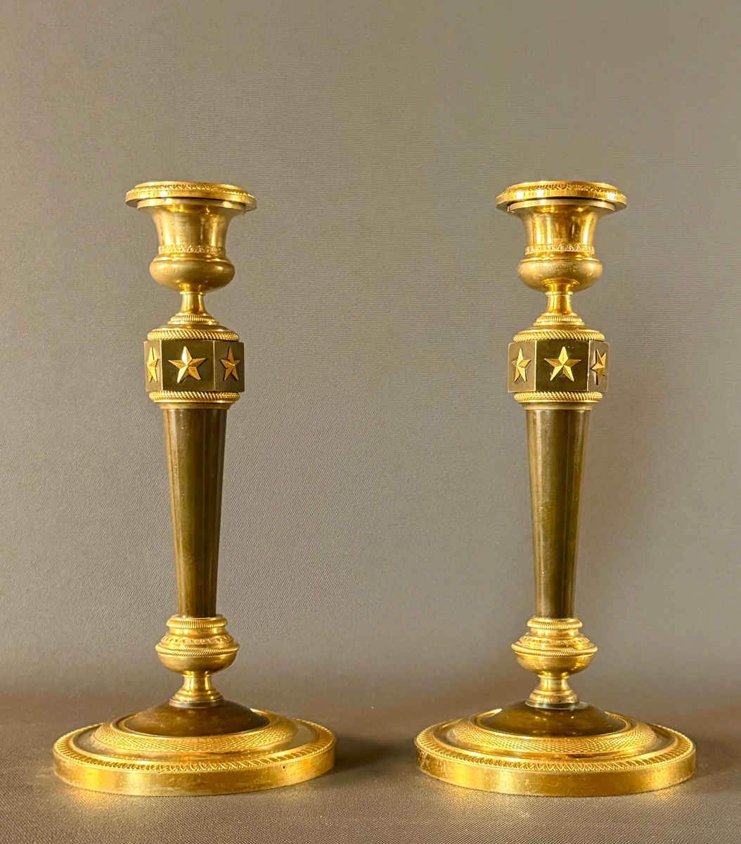 Paire de flambeaux d’époque Empire en bronze doré et patiné d’après Claude Galle. 