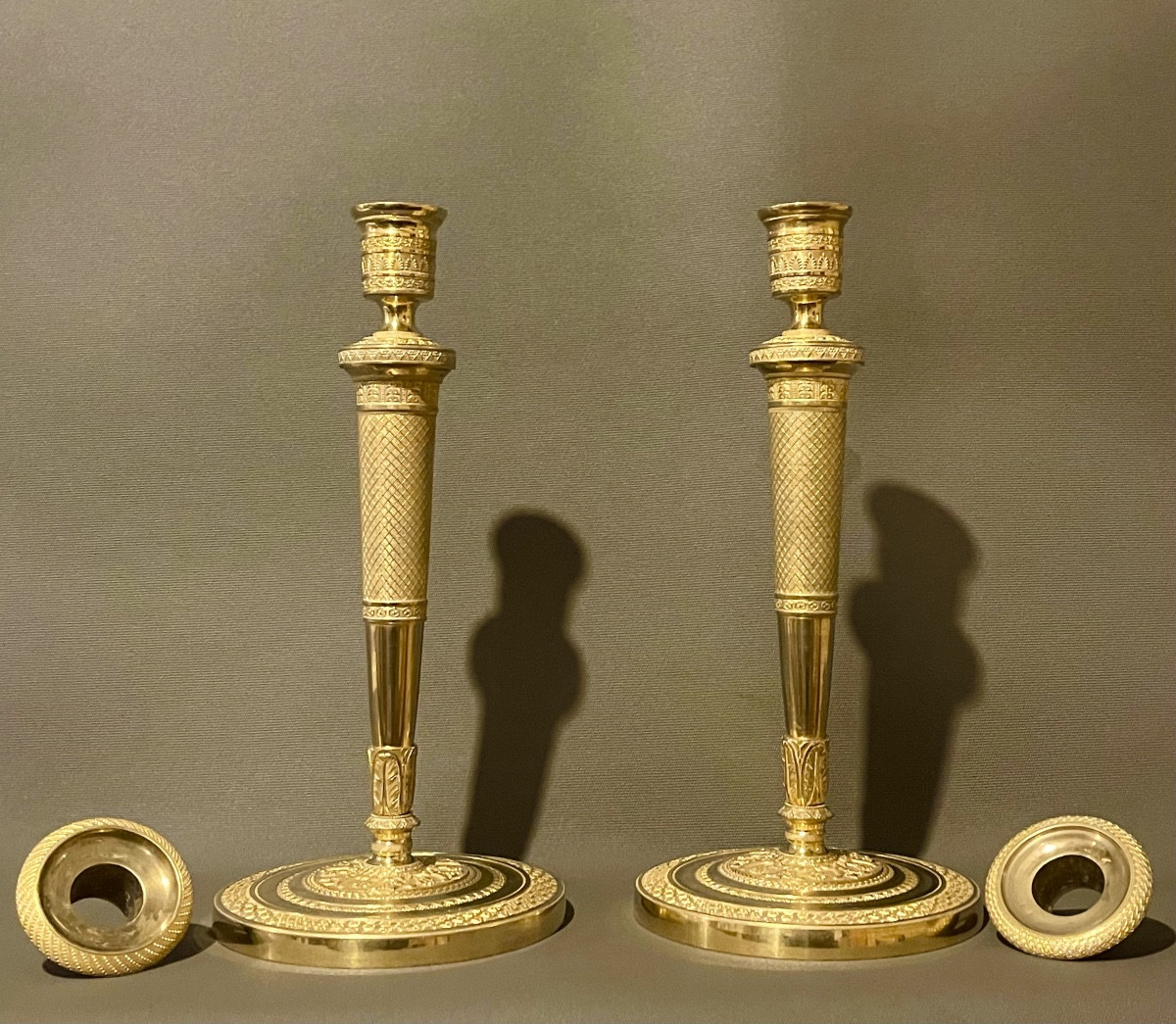 Paire de flambeaux d’époque Empire en bronze doré dans le goût de Claude Galle. Début du XIXe -photo-4