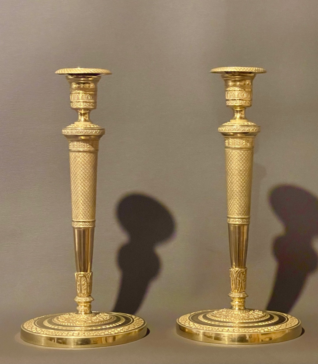 Paire de flambeaux d’époque Empire en bronze doré dans le goût de Claude Galle. Début du XIXe 