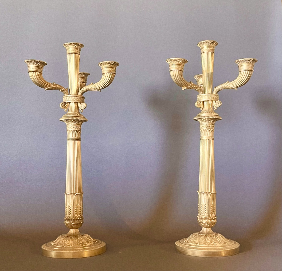 Paire de candélabres Empire en bronze doré à quatre bras de lumière. -photo-2