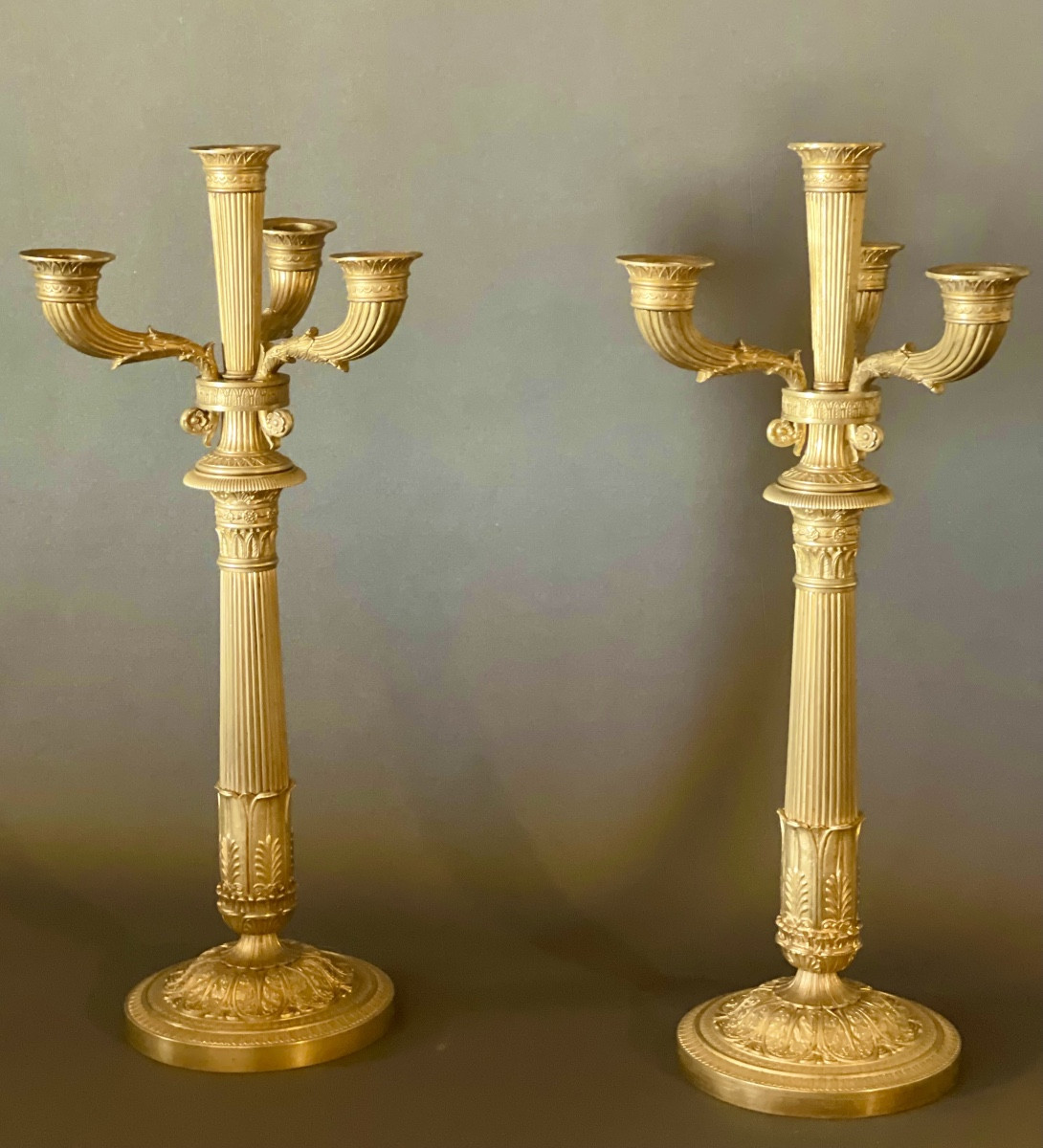 Paire de candélabres Empire en bronze doré à quatre bras de lumière. -photo-3