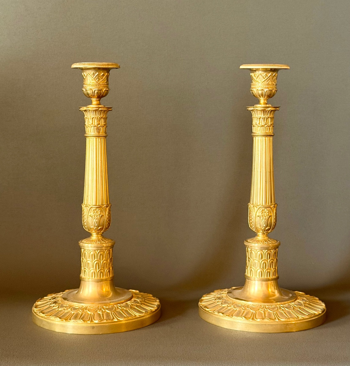Paire de grands flambeaux Empire en bronze doré. Début du XIXe siècle. -photo-2