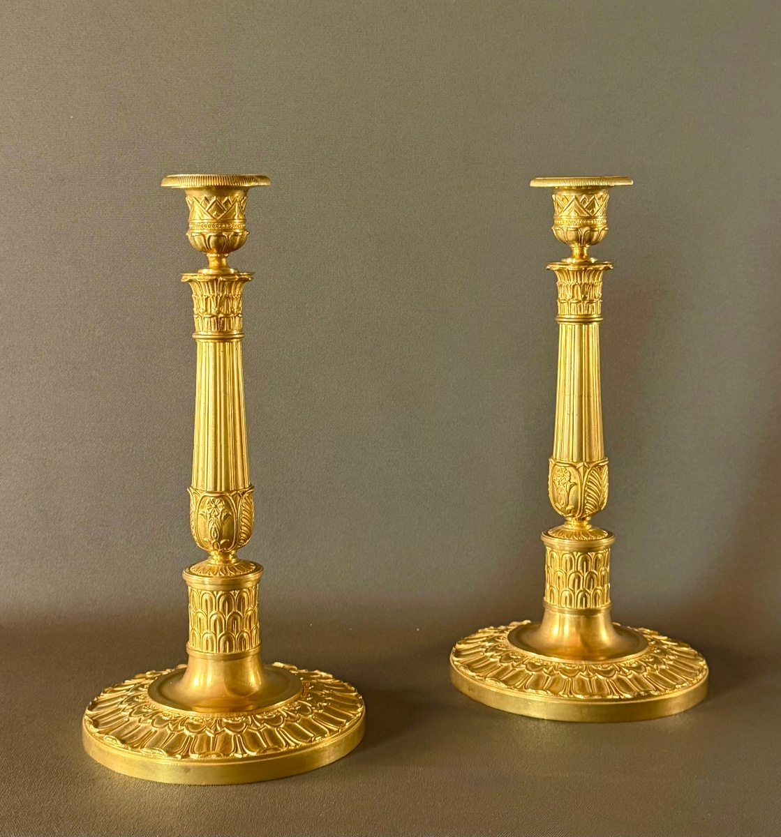 Paire de grands flambeaux Empire en bronze doré. Début du XIXe siècle. -photo-2