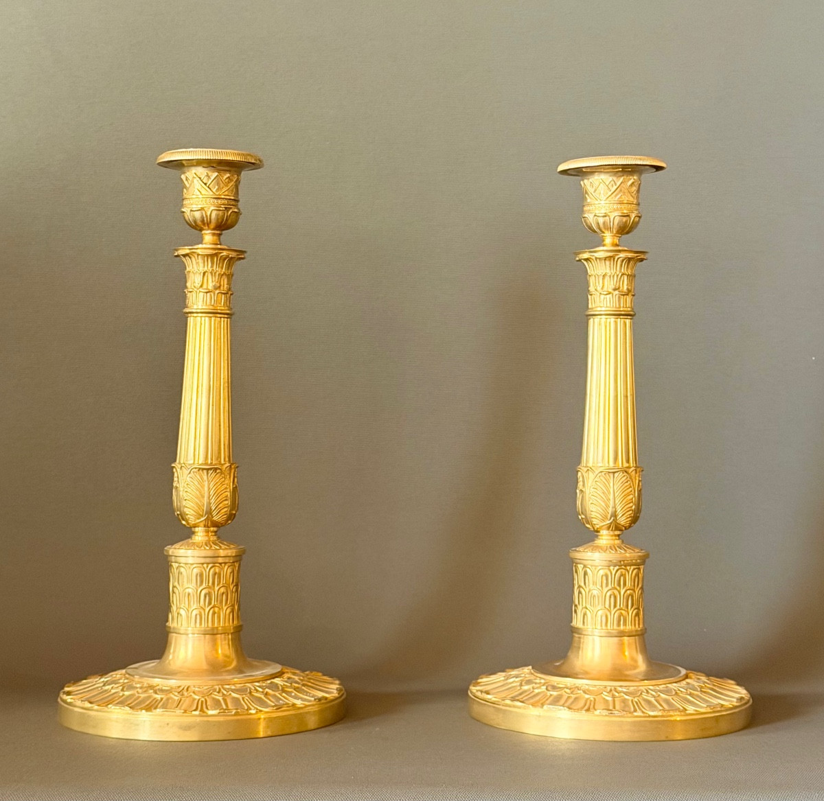 Paire de grands flambeaux Empire en bronze doré. Début du XIXe siècle. 