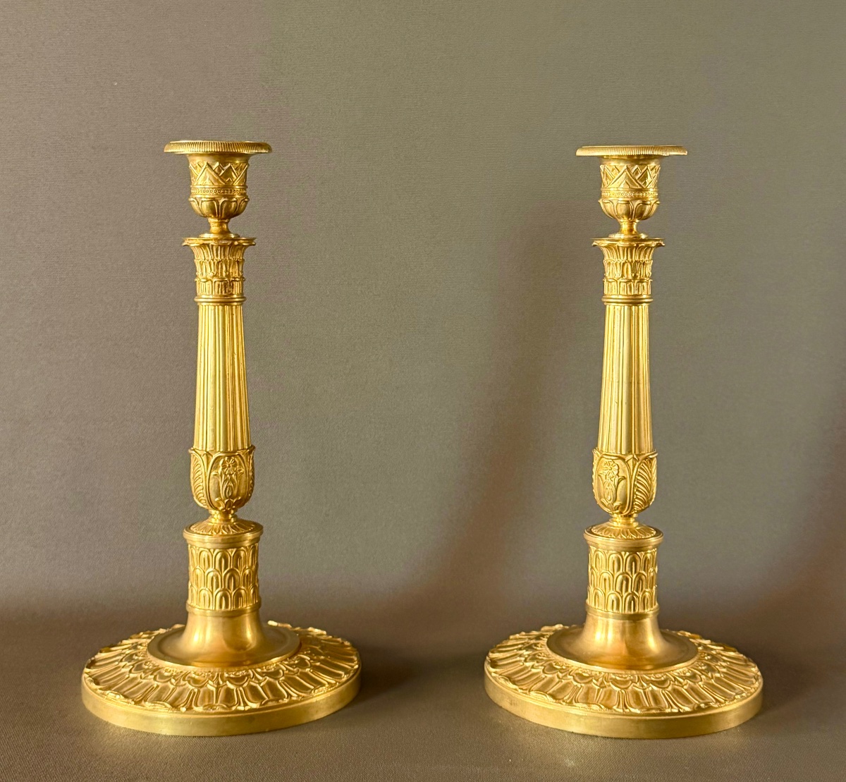 Paire de grands flambeaux Empire en bronze doré. Début du XIXe siècle. 