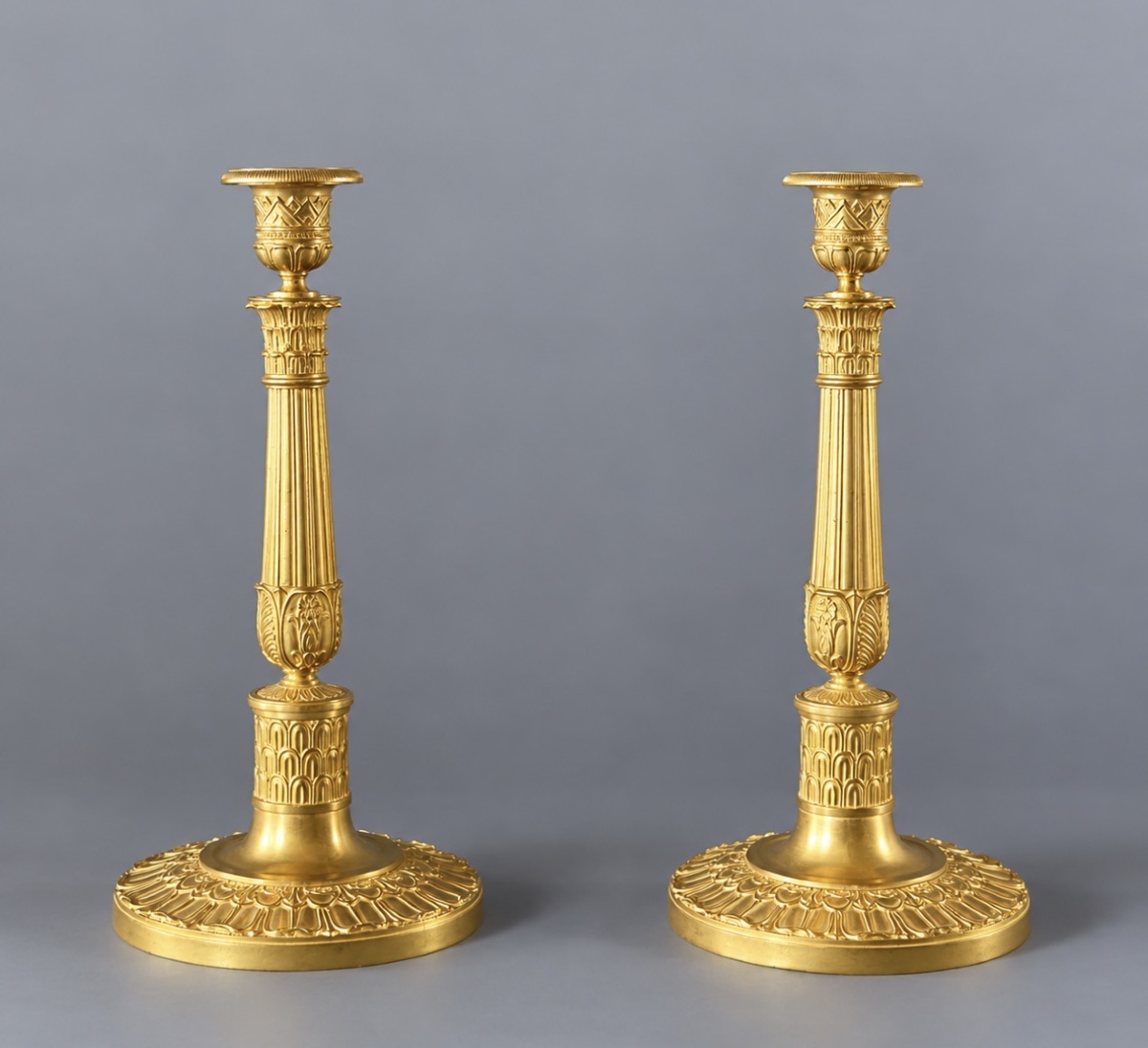 Paire de grands flambeaux Empire en bronze doré. Début du XIXe siècle. 