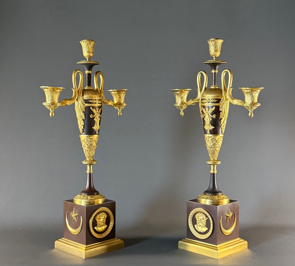 Importante paire de candélabres Empire à trois lumières attribuée à Claude Galle. 
