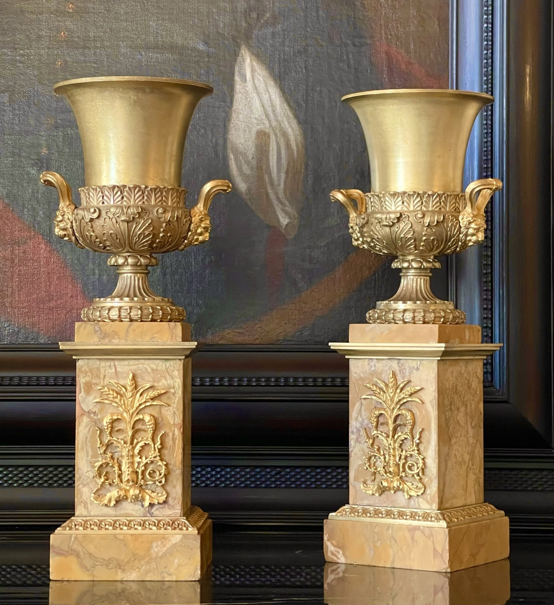 Paire de grands vases Médicis d’époque Charles X en bronze doré. Vers 1820. -photo-2