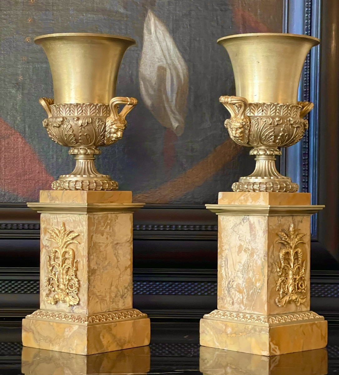 Paire de grands vases Médicis d’époque Charles X en bronze doré. Vers 1820. -photo-3