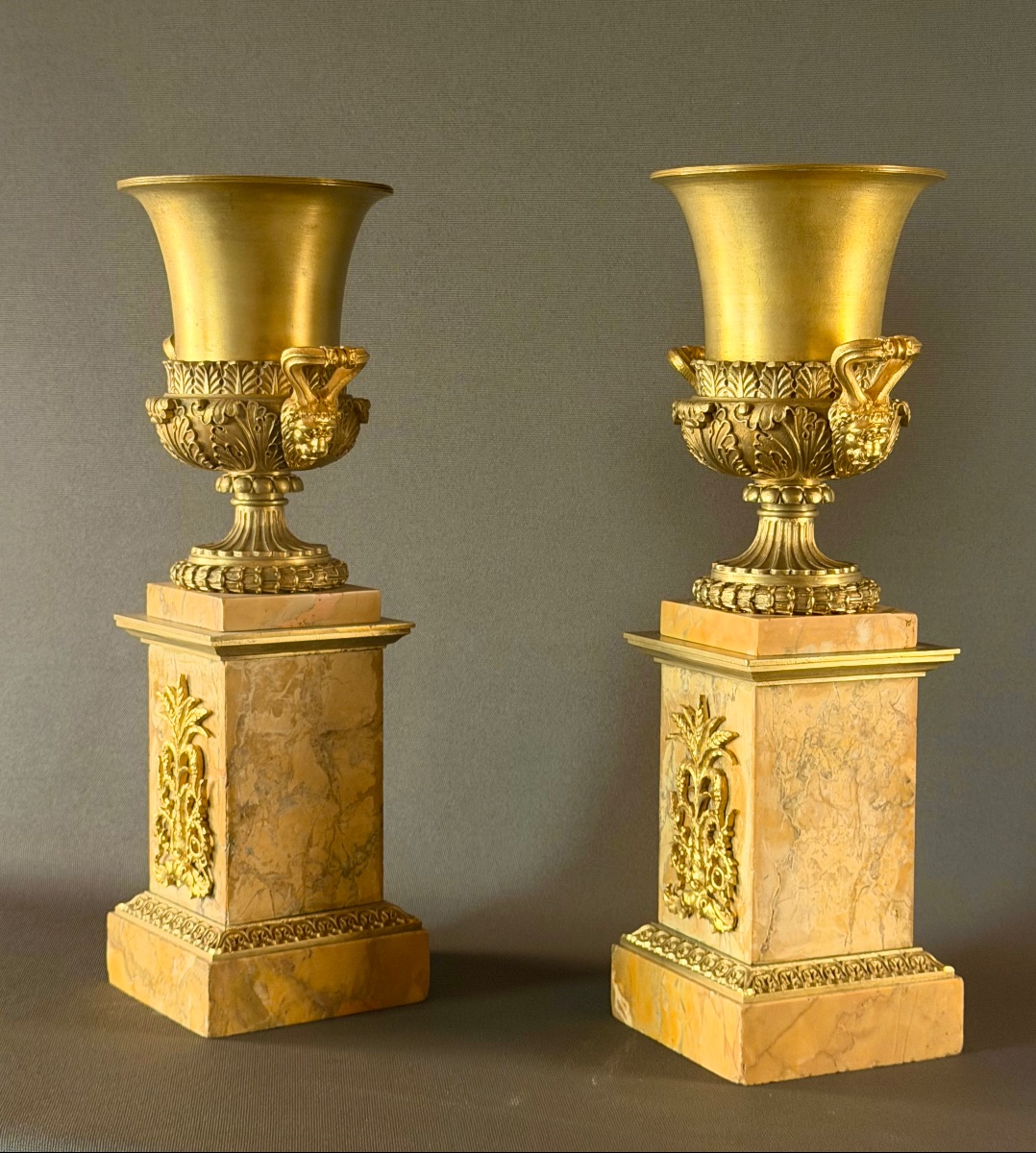 Paire de grands vases Médicis d’époque Charles X en bronze doré. Vers 1820. -photo-2