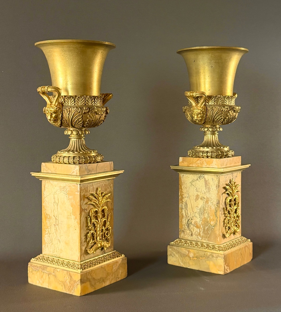 Paire de grands vases Médicis d’époque Charles X en bronze doré. Vers 1820. -photo-3