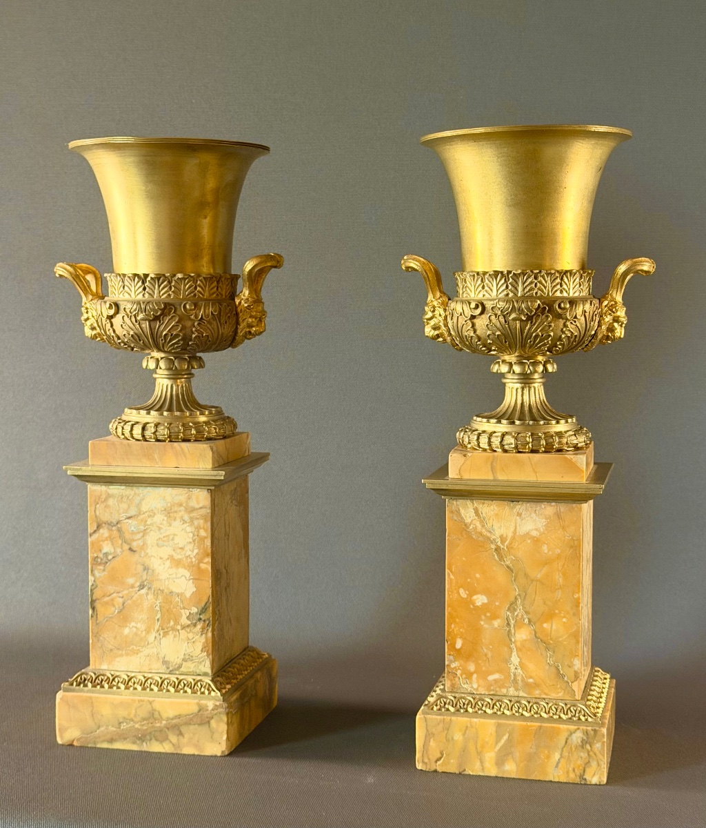 Paire de grands vases Médicis d’époque Charles X en bronze doré. Vers 1820. -photo-4