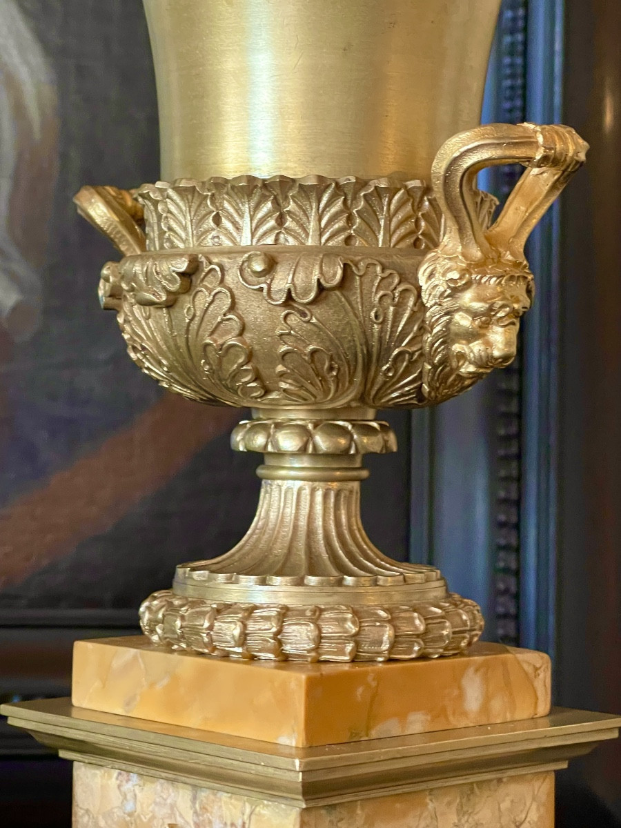 Paire de grands vases Médicis d’époque Charles X en bronze doré. Vers 1820. -photo-1