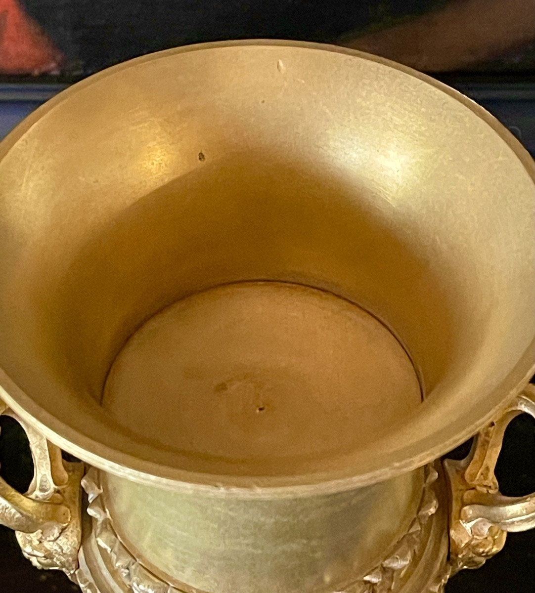 Paire de grands vases Médicis d’époque Charles X en bronze doré. Vers 1820. -photo-3