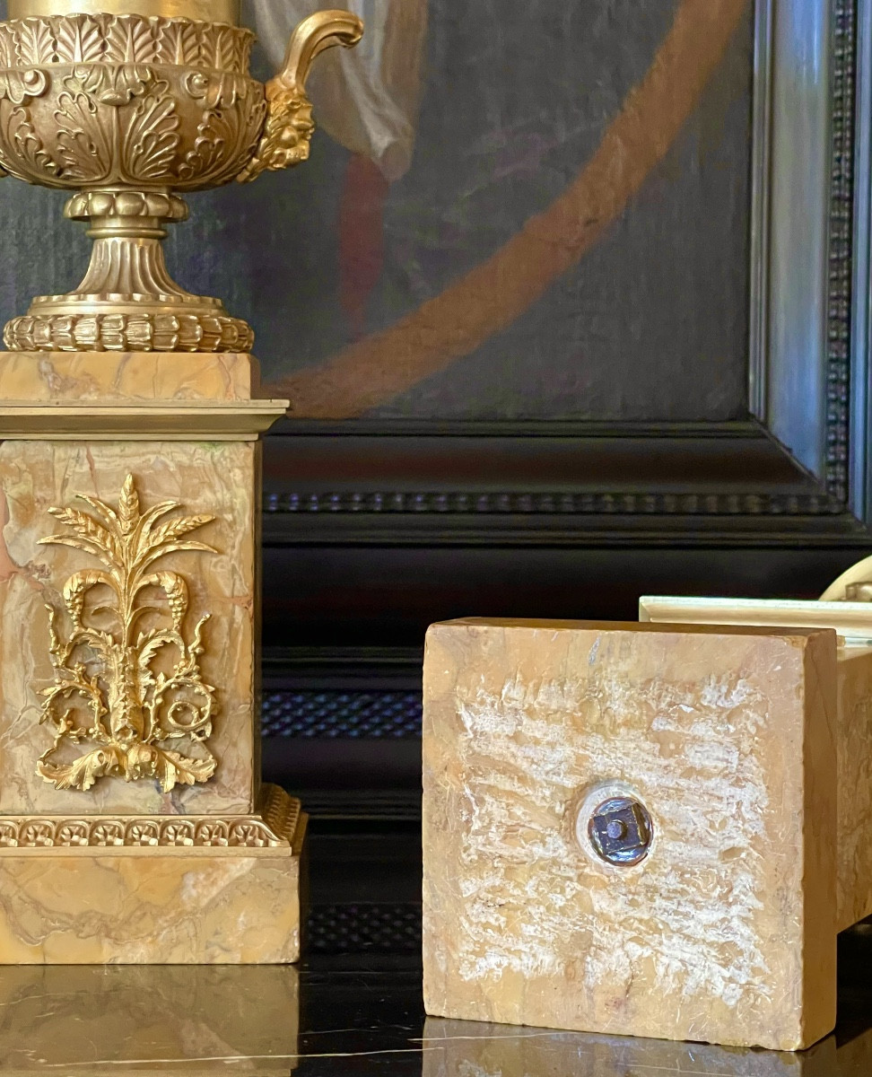 Paire de grands vases Médicis d’époque Charles X en bronze doré. Vers 1820. -photo-4