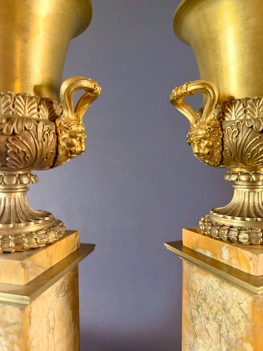 Paire de grands vases Médicis d’époque Charles X en bronze doré. Vers 1820. -photo-3