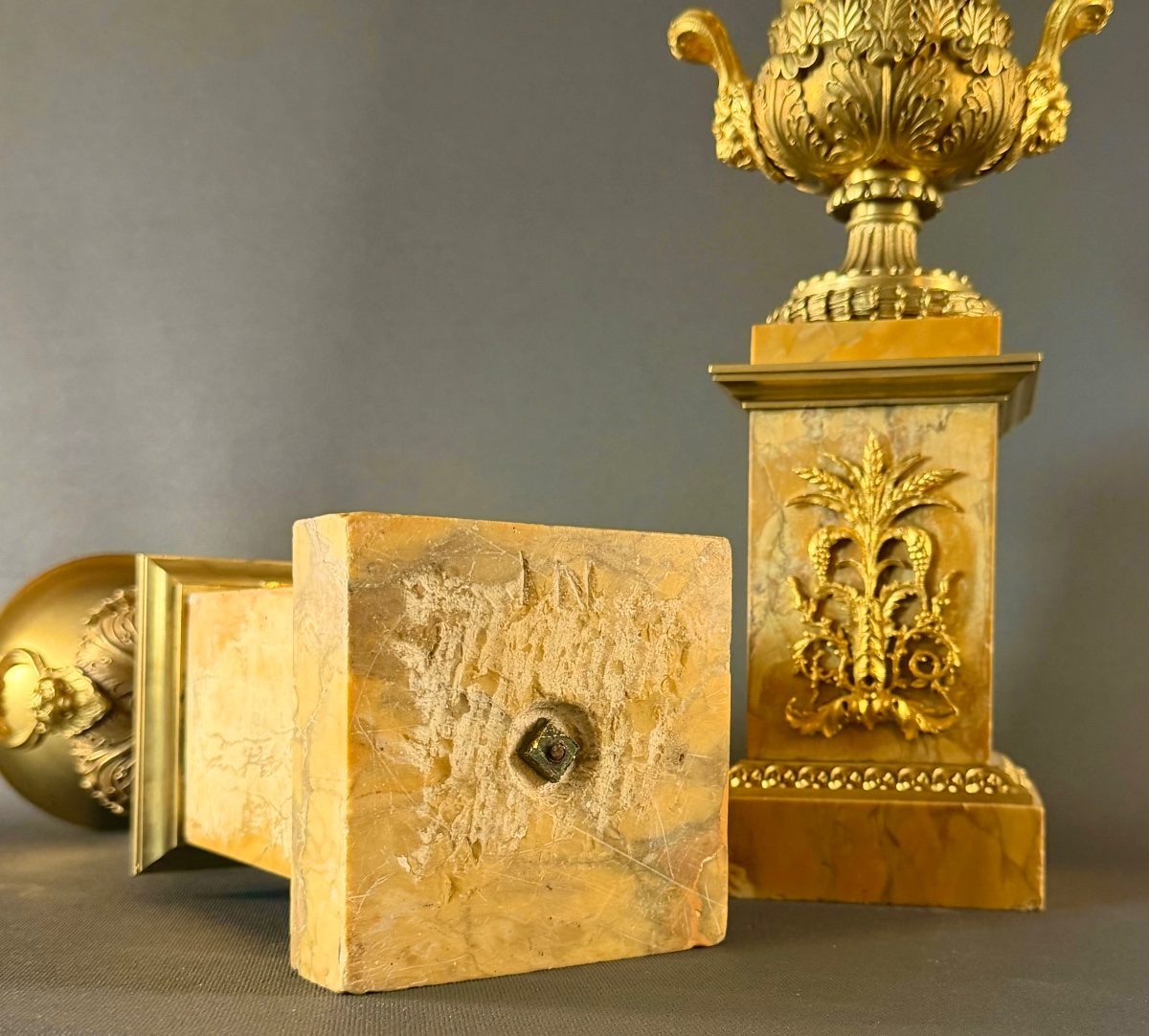 Paire de grands vases Médicis d’époque Charles X en bronze doré. Vers 1820. -photo-1