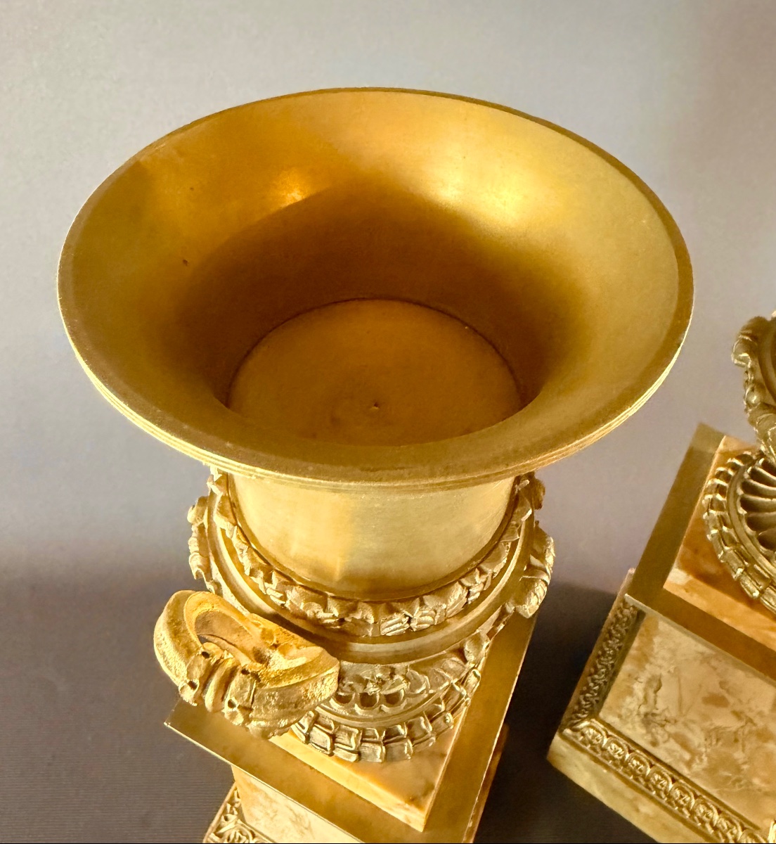 Paire de grands vases Médicis d’époque Charles X en bronze doré. Vers 1820. -photo-2