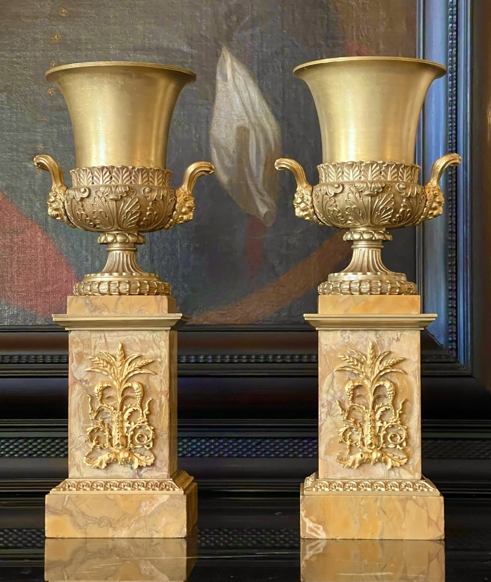 Paire de grands vases Médicis d’époque Charles X en bronze doré. Vers 1820. 