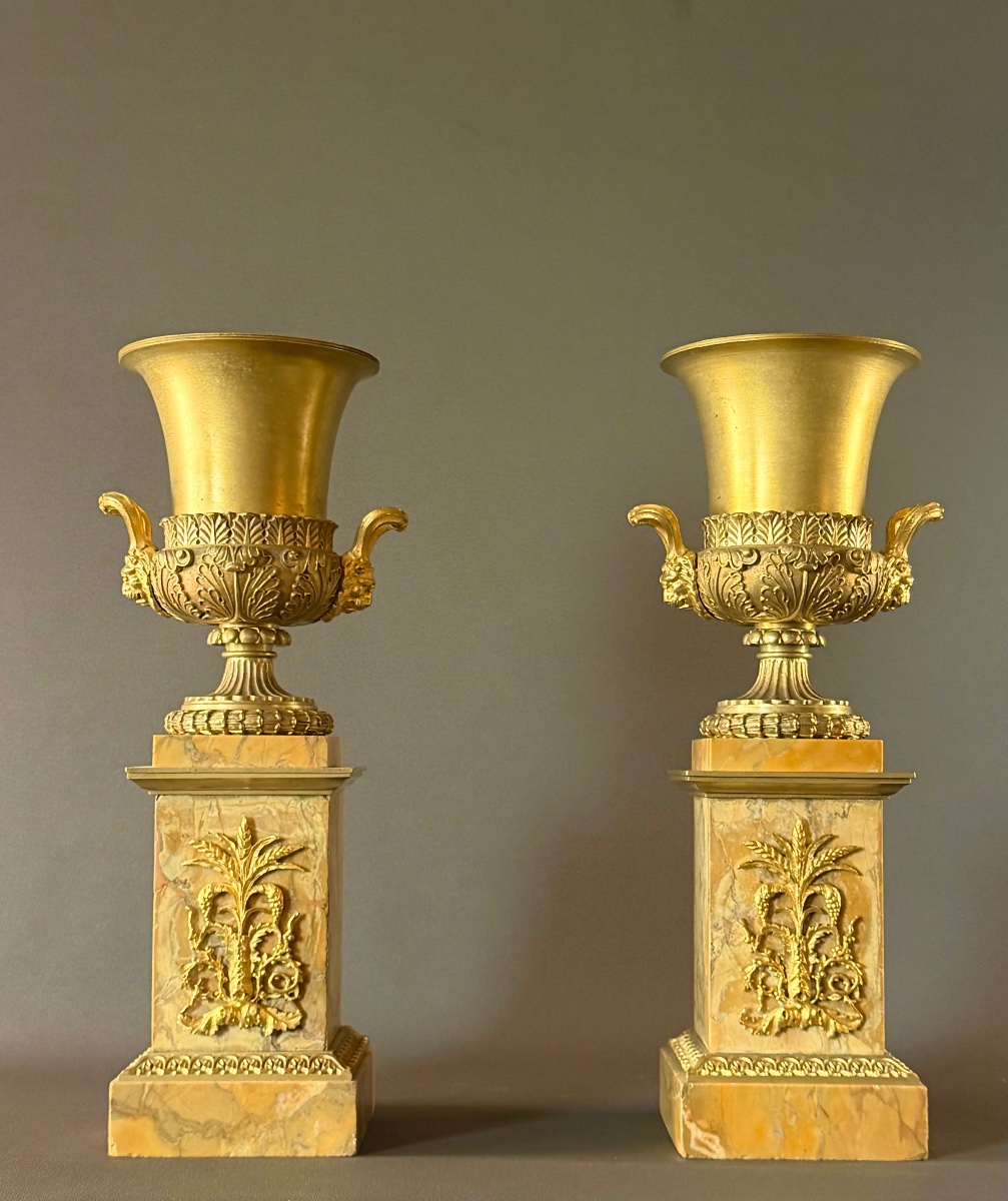 Paire de grands vases Médicis d’époque Charles X en bronze doré. Vers 1820. 