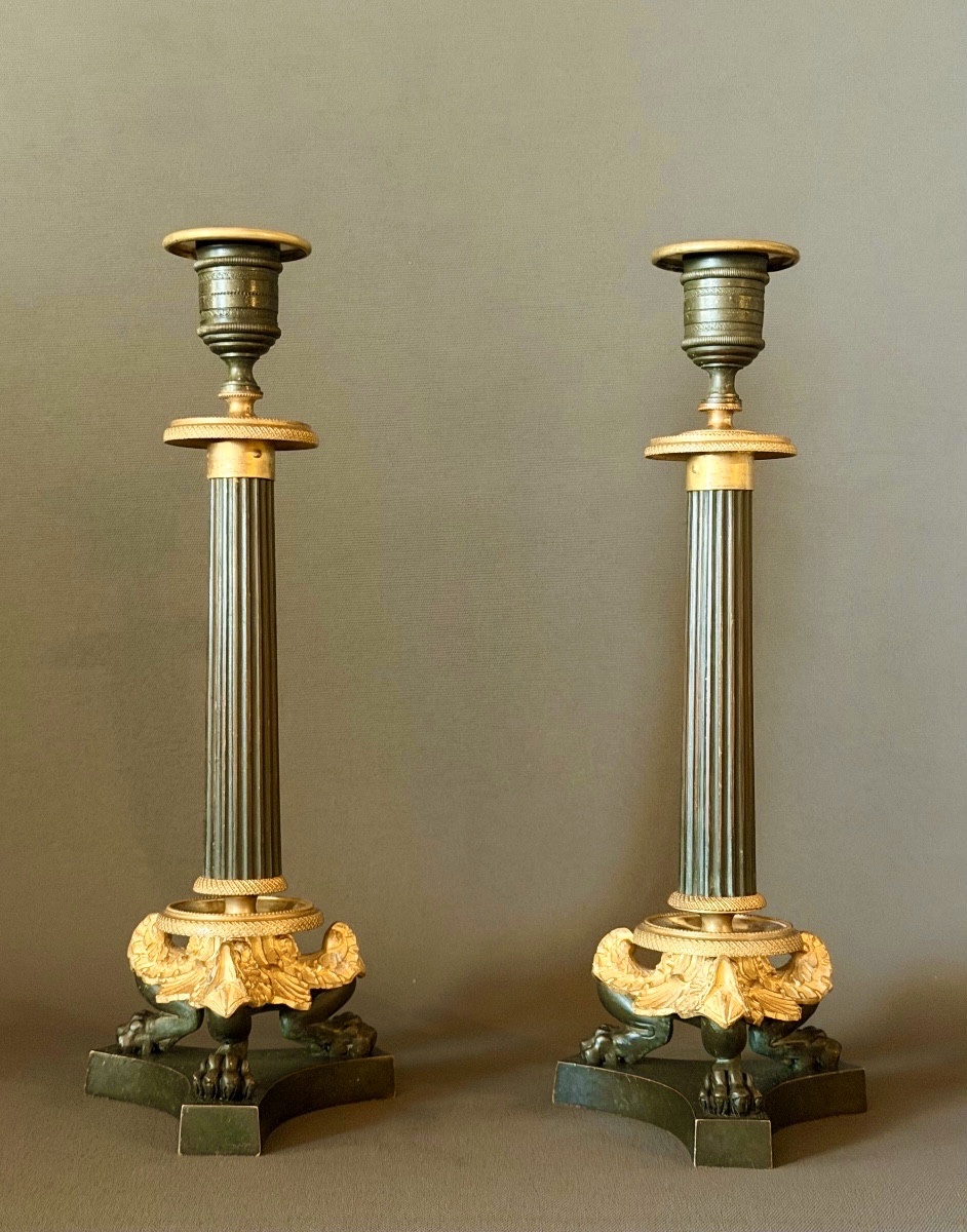 Paire de flambeaux d’époque  Restauration en bronze patiné et doré. Vers 1820