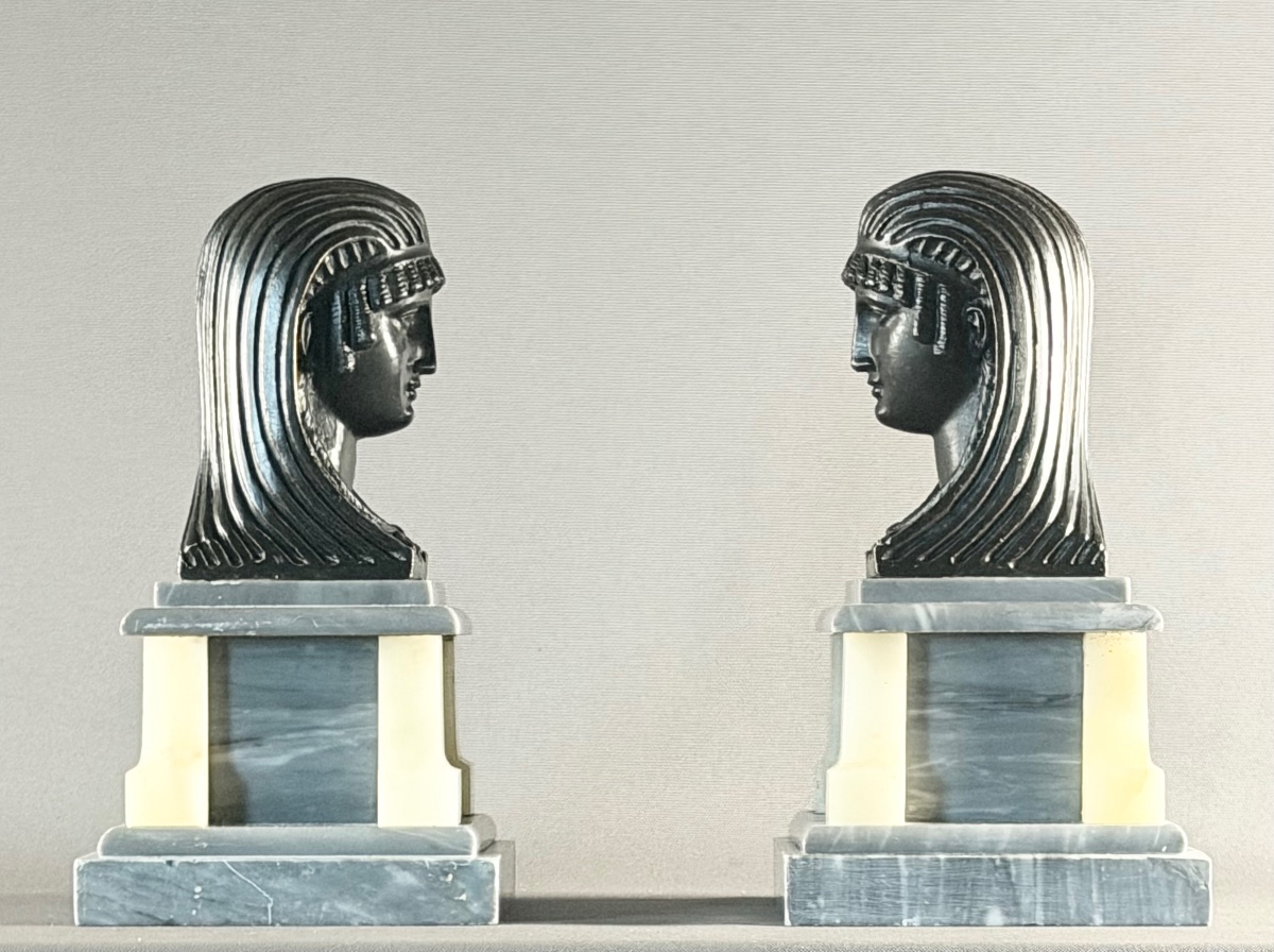 A Pair Of Empire Patinated Bronze Figures Depicting Egyptian Female Heads-photo-3