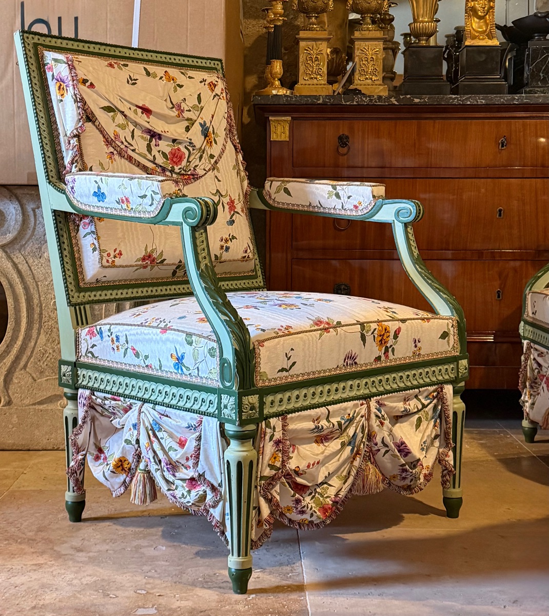 Paire de grands fauteuils « à la turque » de style Louis XVI en hêtre laqué vert. -photo-3