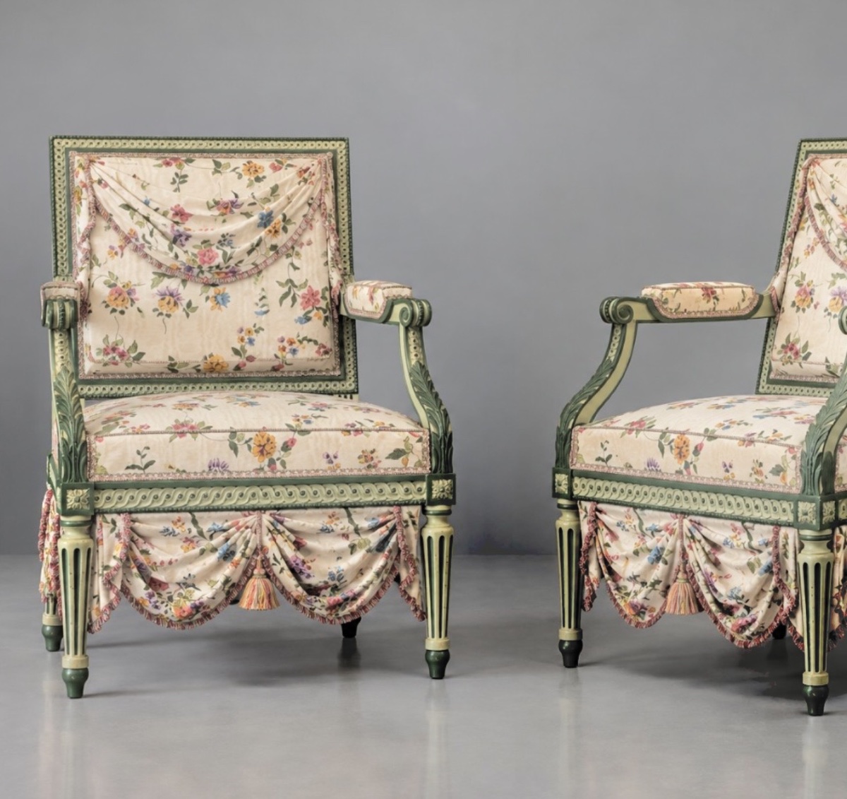Paire de grands fauteuils « à la turque » de style Louis XVI en hêtre laqué vert. 