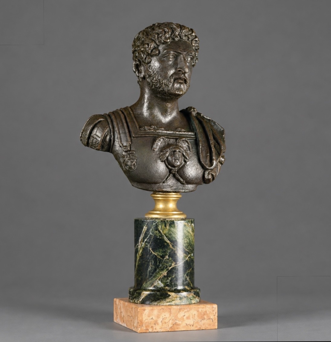 BUSTE DE L'EMPEREUR HADRIEN EN BRONZE PATINÉ.  ITALIE, XIXe SIECLE
