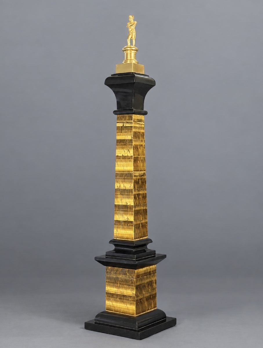 COLONNE EN OBÉLISQUE D'ÉPOQUE EMPIRE. DÉBUT DU XIXe SIÈCLE, VERS 1810