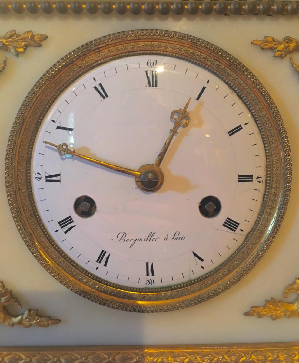 Pendule Borne En Marbre Blanc. Fin Du XVIIIe Siècle.-photo-1