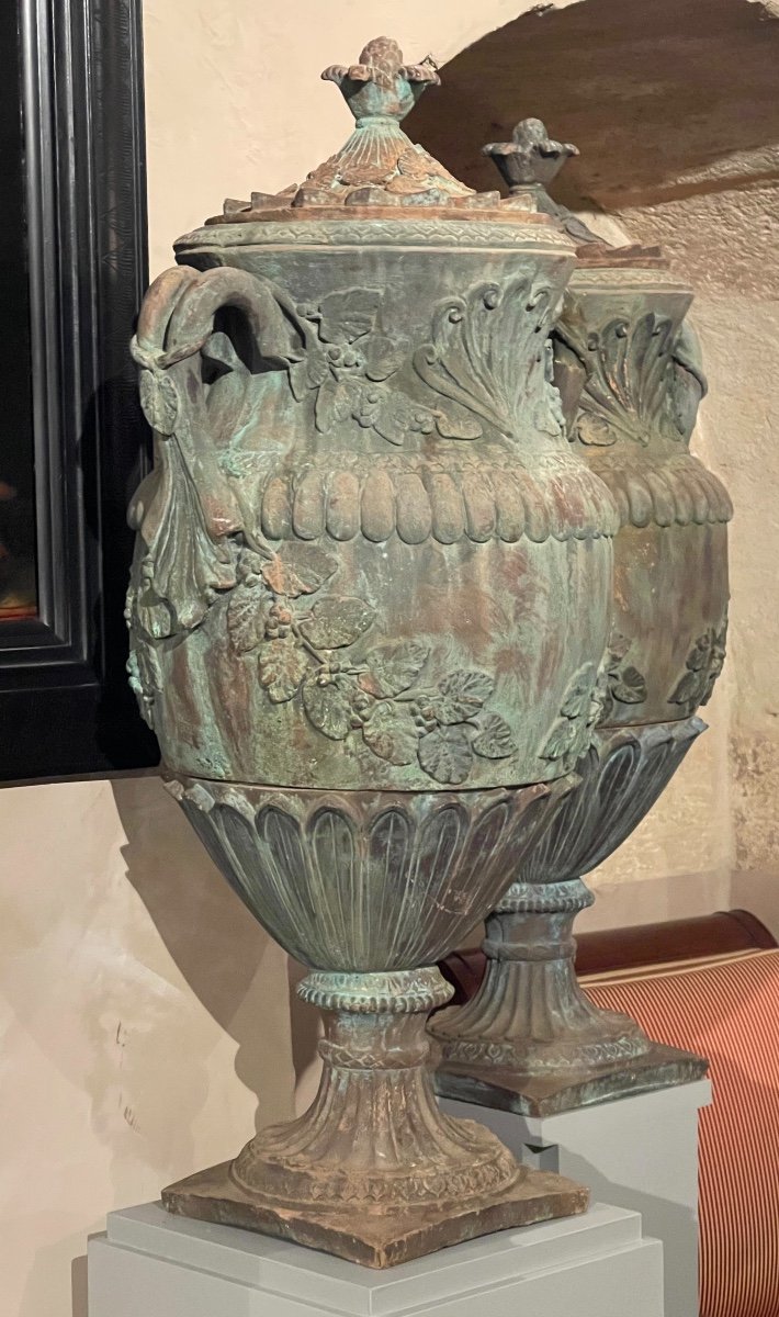 Monumentale Paire De Vases Couverts Louis XVI En Terre Cuite. -photo-4