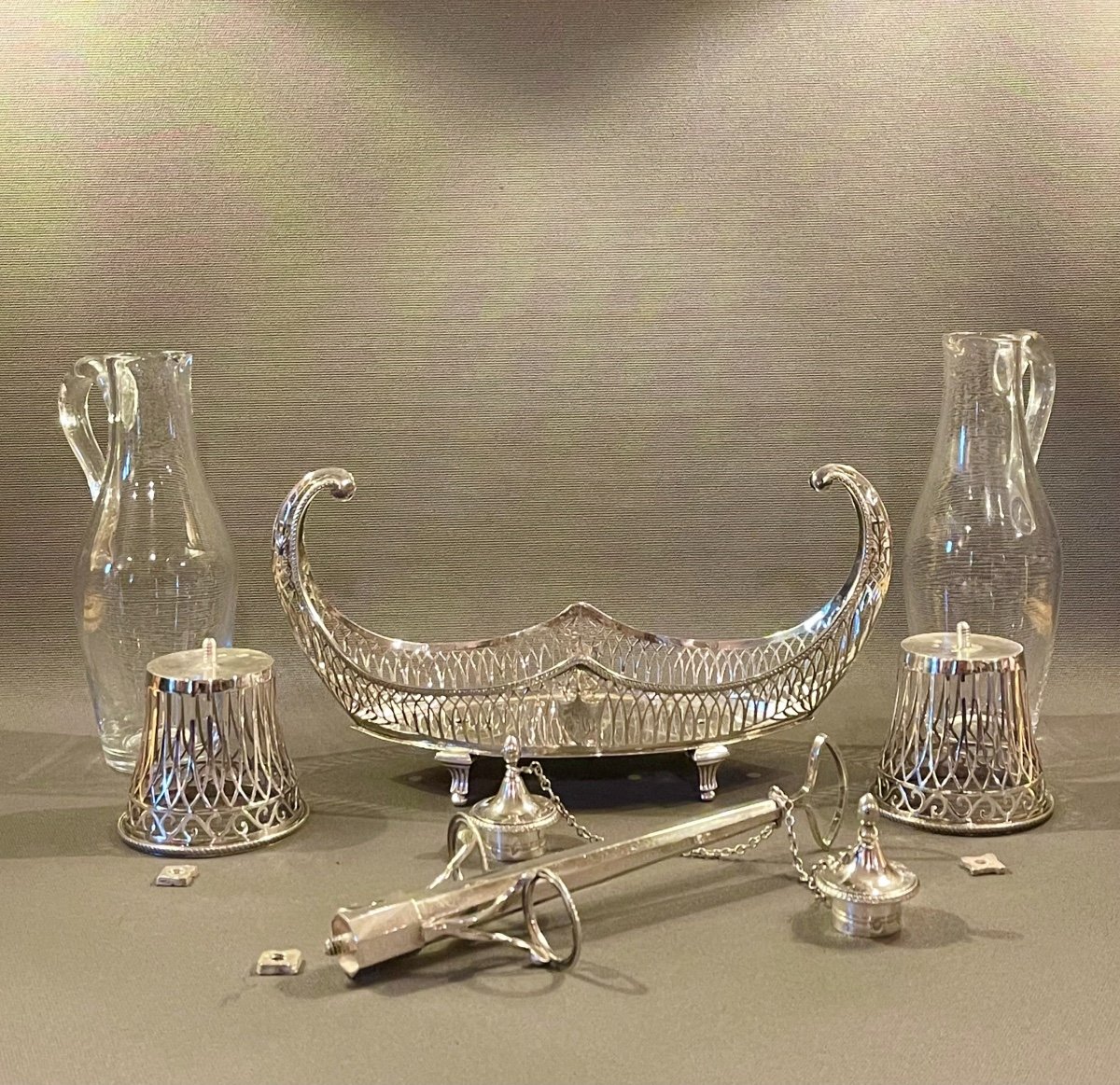 Huilier Empire Et Ses Bouchons En Argent Et Verre Par Orfèvre JBC. Paris, 1798-1809-photo-2