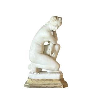 Pietro Bazzanti (1825-1895). Grande sculpture en marbre blanc représentant Vénus accroupie. 