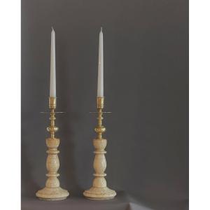 Paire de bougeoirs de style Louis III en placage d’os et laiton poli. 