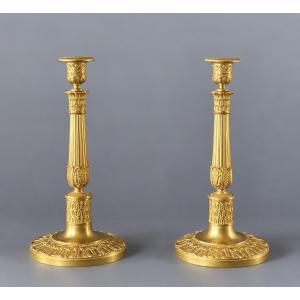 Paire de grands flambeaux Empire en bronze doré. Début du XIXe siècle.