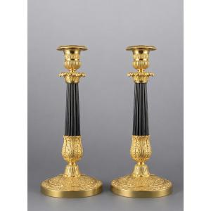 Paire de flambeaux en bronze ciselé, doré et patiné. Époque Restauration, vers 1830.