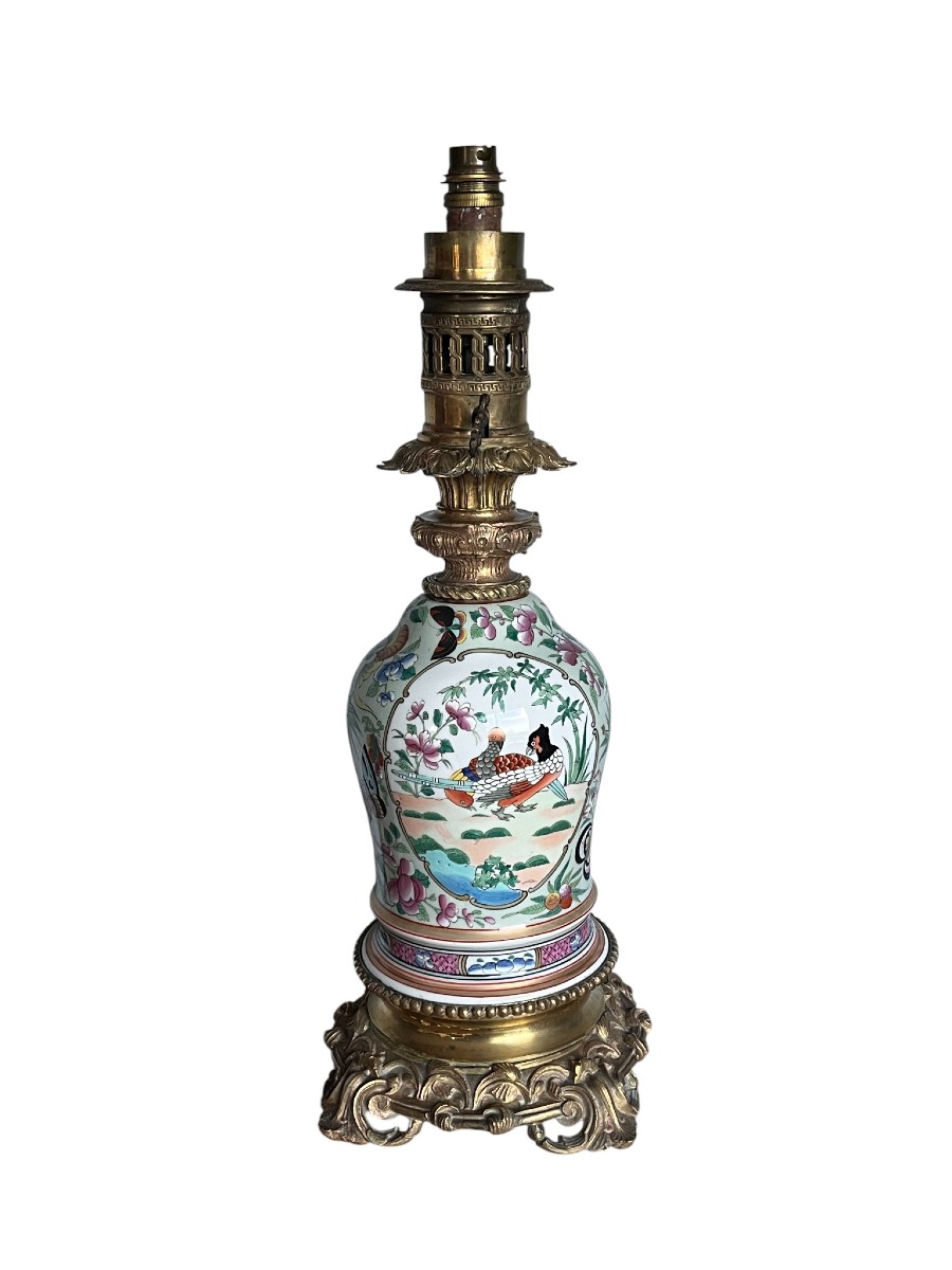 Chine, important pied de lampe à huile porcelaine et bronze début XXème