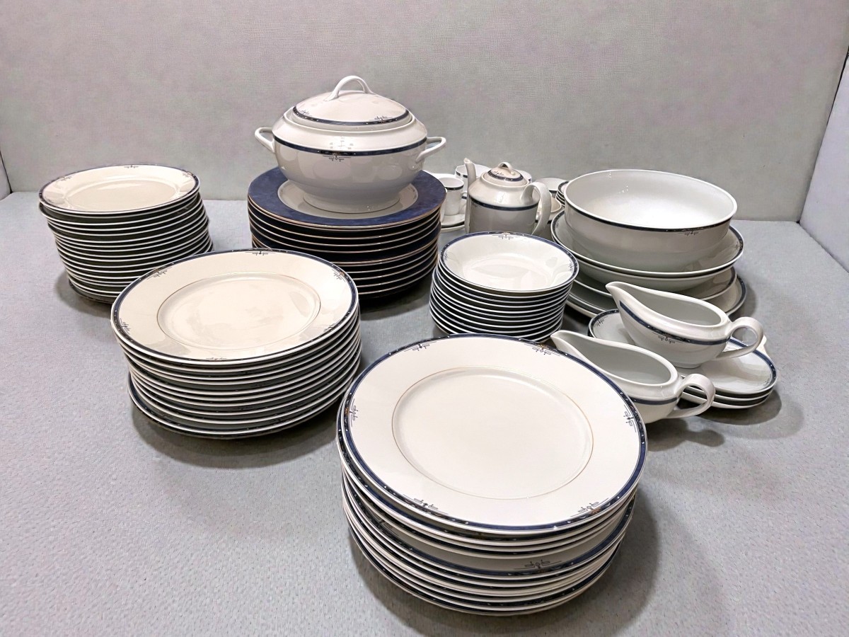 Tableware, Complete 94-piece Limoges Porcelain Dinner Service, 20th Century