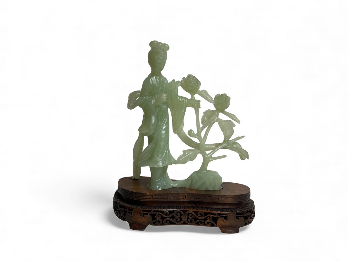 Chine, statuette en jade Guanyin aux pivoines coffret début XXème