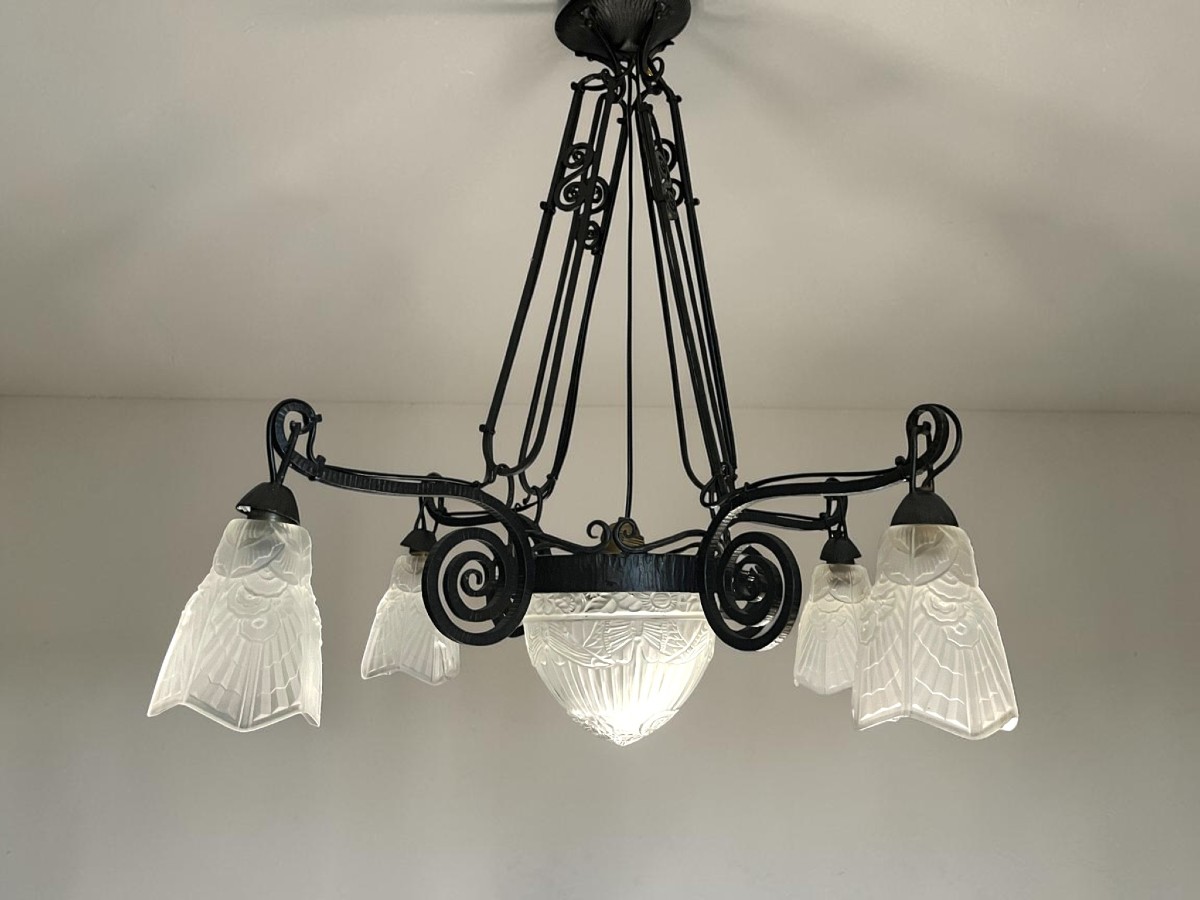 Art Deco, 5-light Chandelier In Molded Glass With Butterfly Decoration, Wrought Iron, Circa 1930
