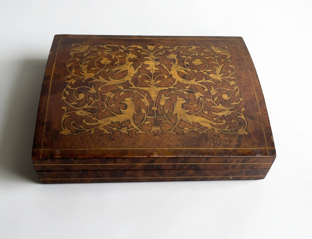 Boite à cartes citronnier et marqueterie griffons fin XIXème