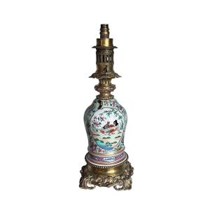 Chine, important pied de lampe à huile porcelaine et bronze début XXème
