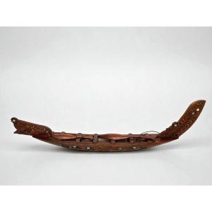 Petite pirogue Tekoteko Maori en bois waka vers 1950