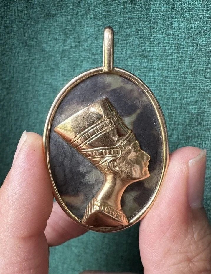 Antique 18k Gold Pendant Depicting Nefertiti - 1970s-photo-4