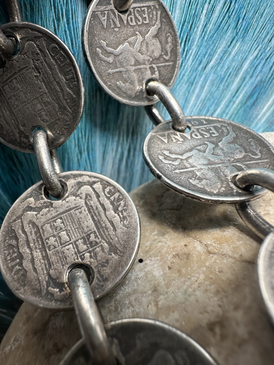 Important collier sautoir en métal argenté orné de 19 pièces espagnoles-photo-2
