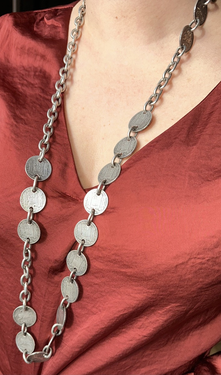 Important collier sautoir en métal argenté orné de 19 pièces espagnoles-photo-1