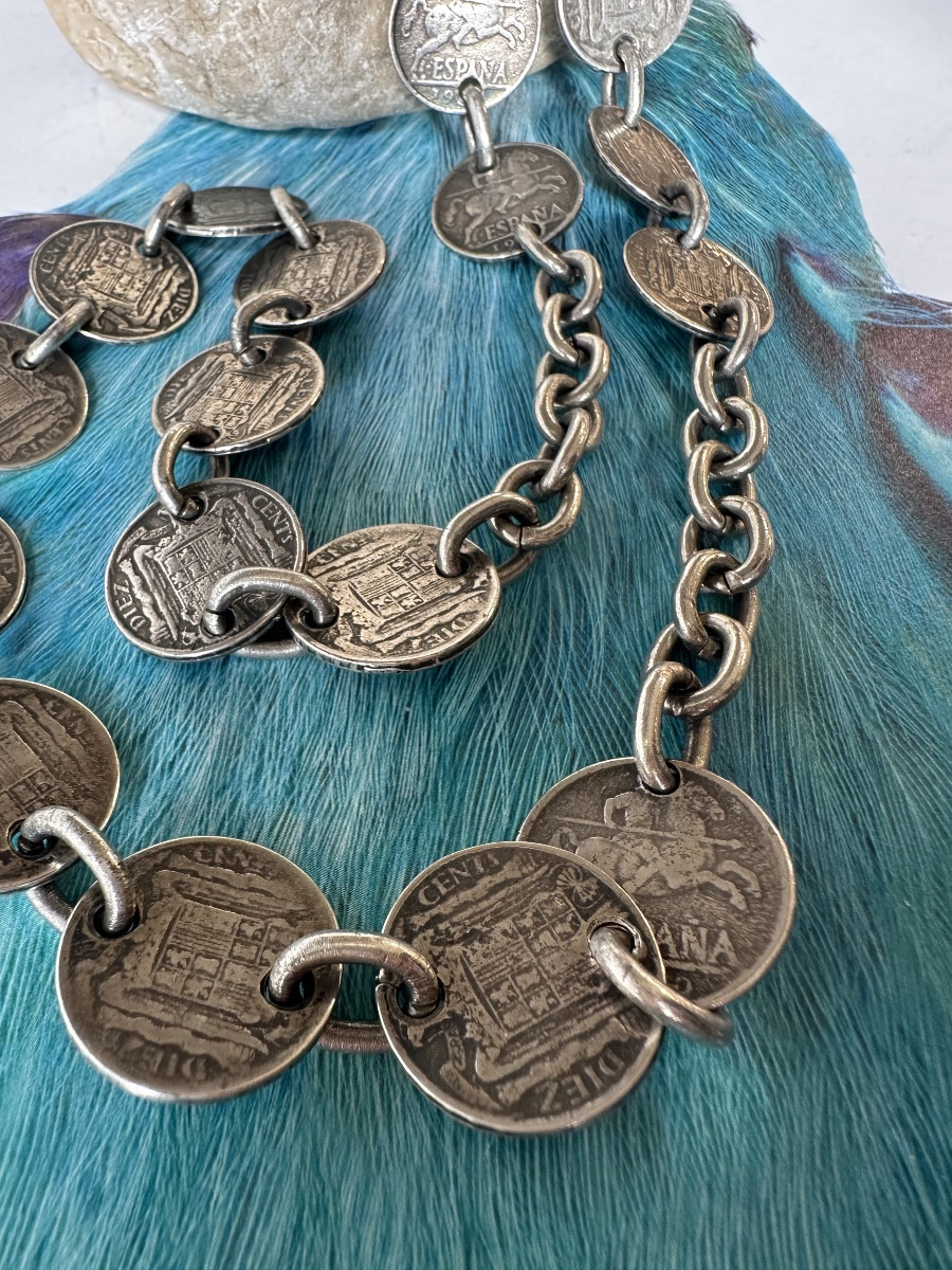 Important collier sautoir en métal argenté orné de 19 pièces espagnoles